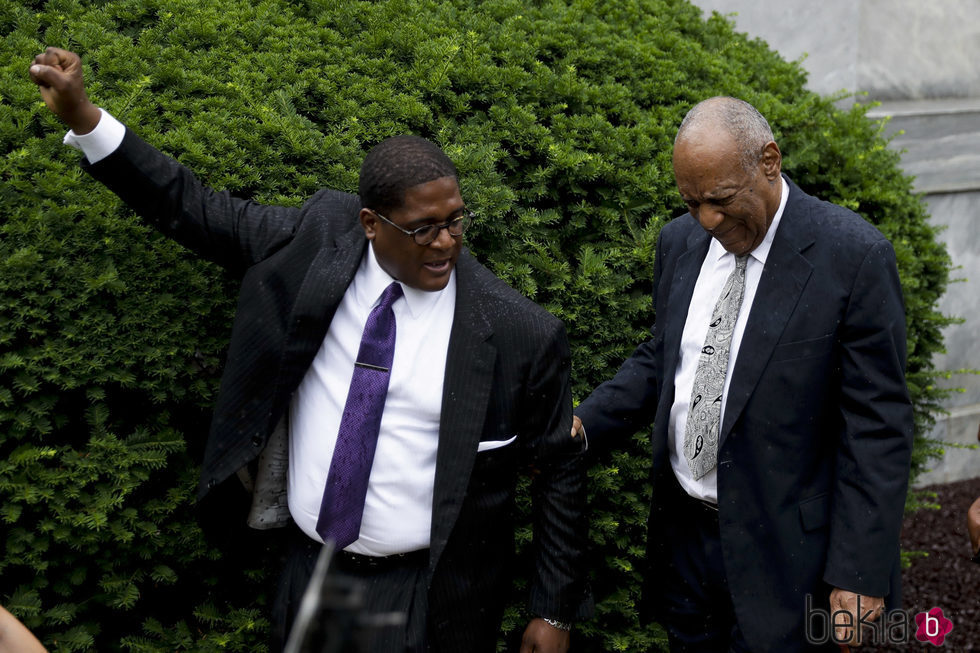 Bill Cosby feliz a la salida de los juzgados tras ser declarado juicio nulo