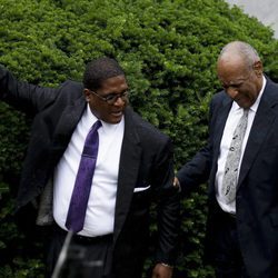 Bill Cosby feliz a la salida de los juzgados tras ser declarado juicio nulo