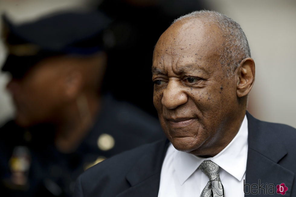 Bill Cosby a la salida de los juzgados tras ser declarado juicio nulo