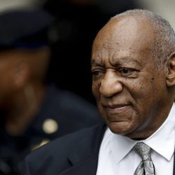 Bill Cosby a la salida de los juzgados tras ser declarado juicio nulo