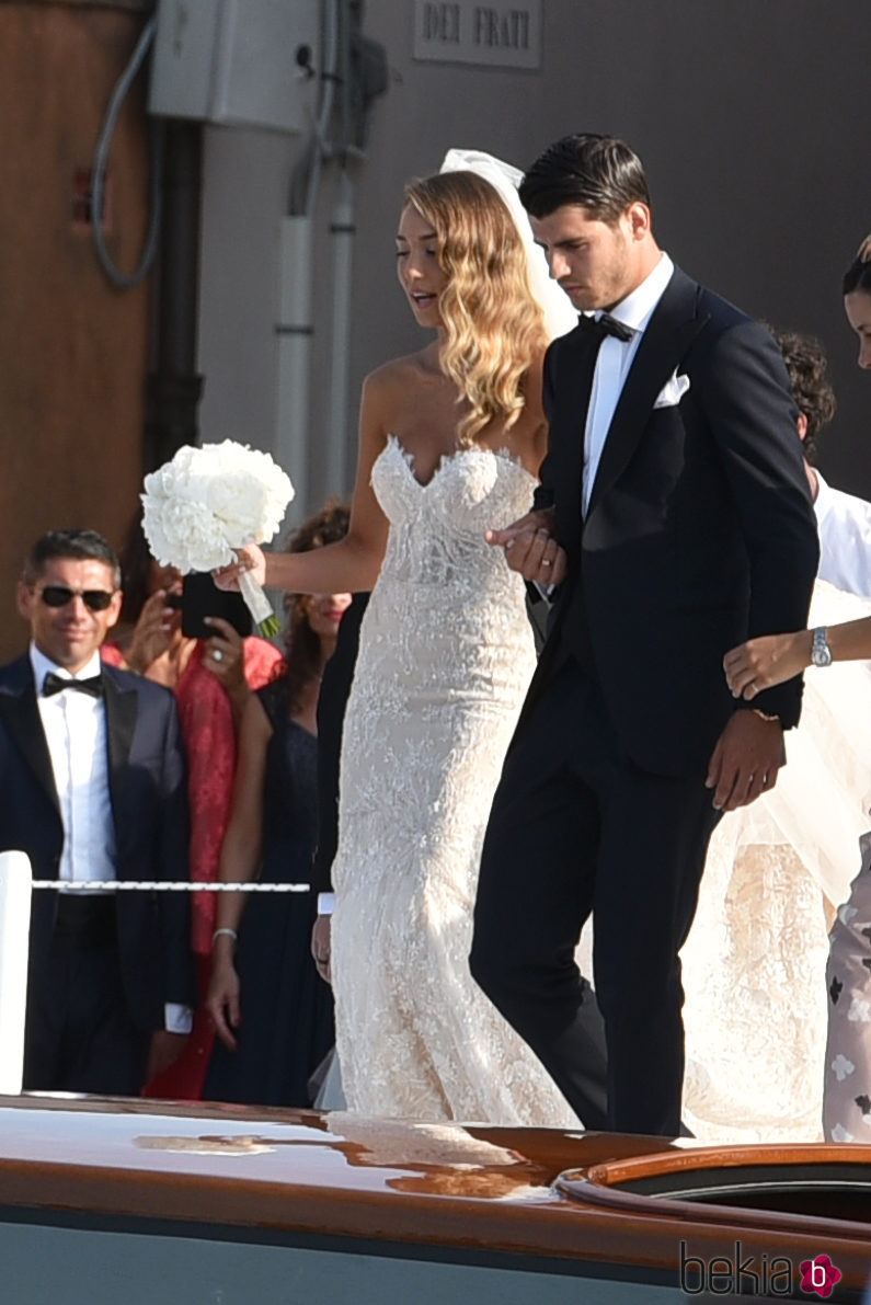 Álvaro Morata y Alice Campello saliendo de la iglesia tras casarse en Venecia