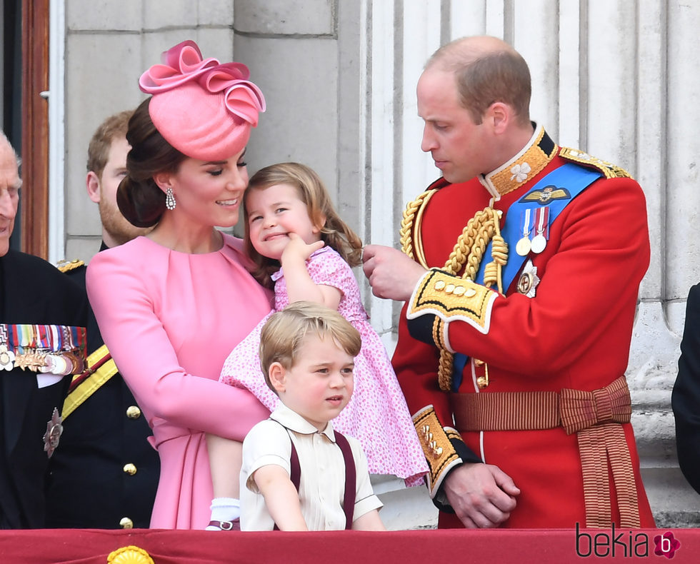 Los Duques de Cambridge con el Príncipe Jorge y la Princesa Carlota en la tradicional Trooping The Colour