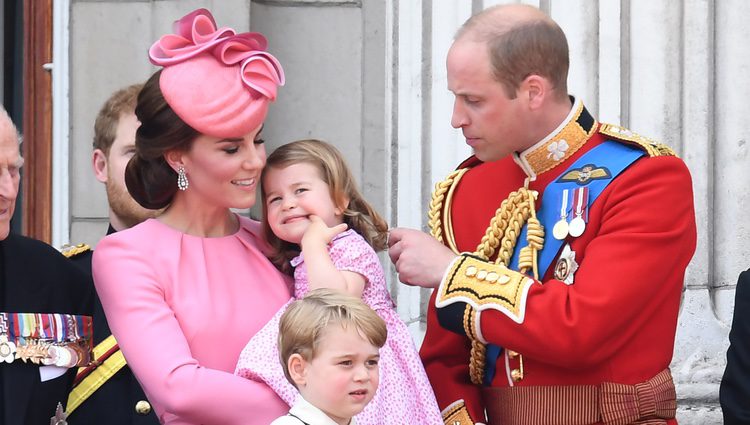 Los Duques de Cambridge con el Príncipe Jorge y la Princesa Carlota en la tradicional Trooping The Colour