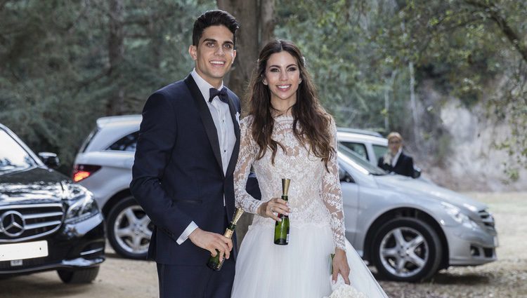 Melissa Jiménez y Marc Bartra posando para la prensa tras su boda