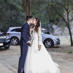 Melissa Jiménez y Marc Bartra besándose tras su boda