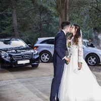 Melissa Jiménez y Marc Bartra besándose tras su boda
