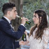 La 'cobra' de Marc Bartra a Melissa Jiménez al posar para la prensa tras su boda