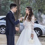 Melissa Jiménez y Marc Bartra brindando tras su boda