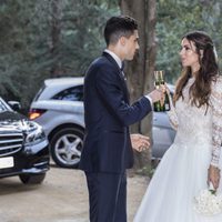 Melissa Jiménez y Marc Bartra brindando tras su boda