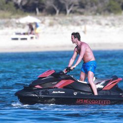 Álvaro Muñoz Escassi montando en moto de agua en Ibiza