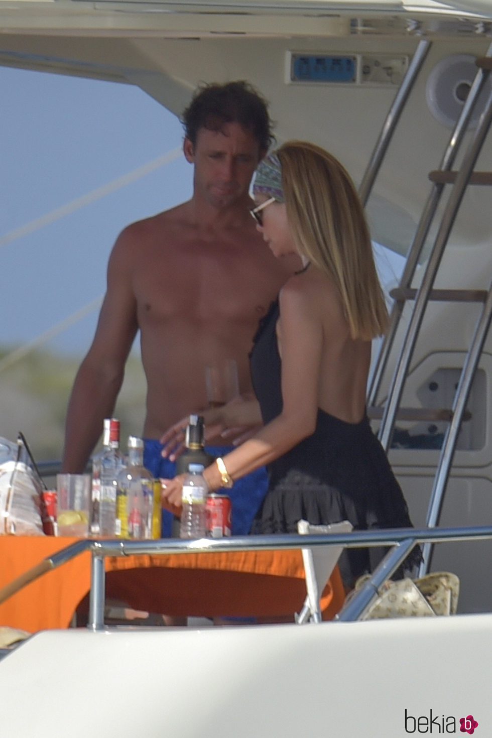 Álvaro Muñoz Escassi y Lara Dibildos a bordo de un yate en Ibiza