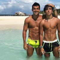 Óscar Casas y Mario Casas luciendo torso en las playas de México