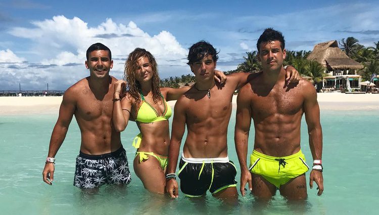 Christian, Sheila, Óscar y Mario Casas luciendo palmito en las playas de México