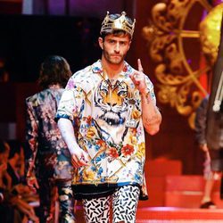 Pelayo Díaz rindiendo homenaje a David Delfín sobre la pasarela de Dolce&Gabbana en Milán