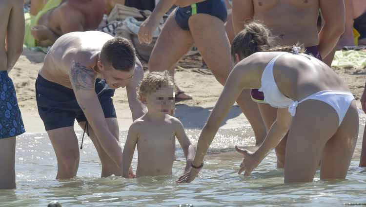 Iker Muniain y Andrea Sesma con su hijo en las playas de Formentera