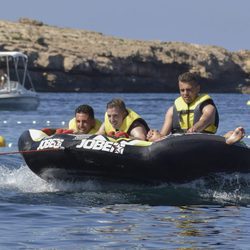 Iker Muniain en Formentera subido en una gran colchoneta con unos amigos