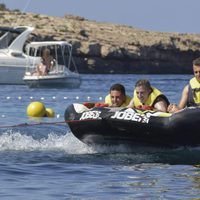 Iker Muniain en Formentera subido en una gran colchoneta con unos amigos