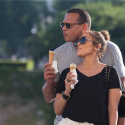 Jennifer Lopez y Alex Rodríguez muy enamorados en París