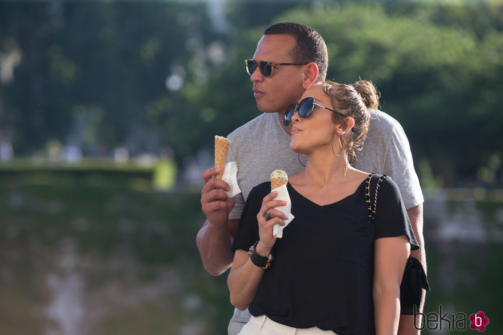 Jennifer Lopez y Alex Rodríguez muy enamorados en París