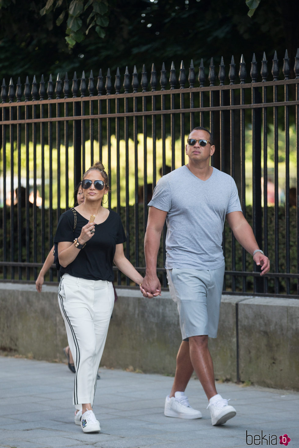Jennifer Lopez y Alex Rodríguez paseando por las calles de París