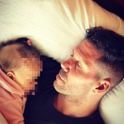 El Cholo Simeone durmiendo con su hija Francesca