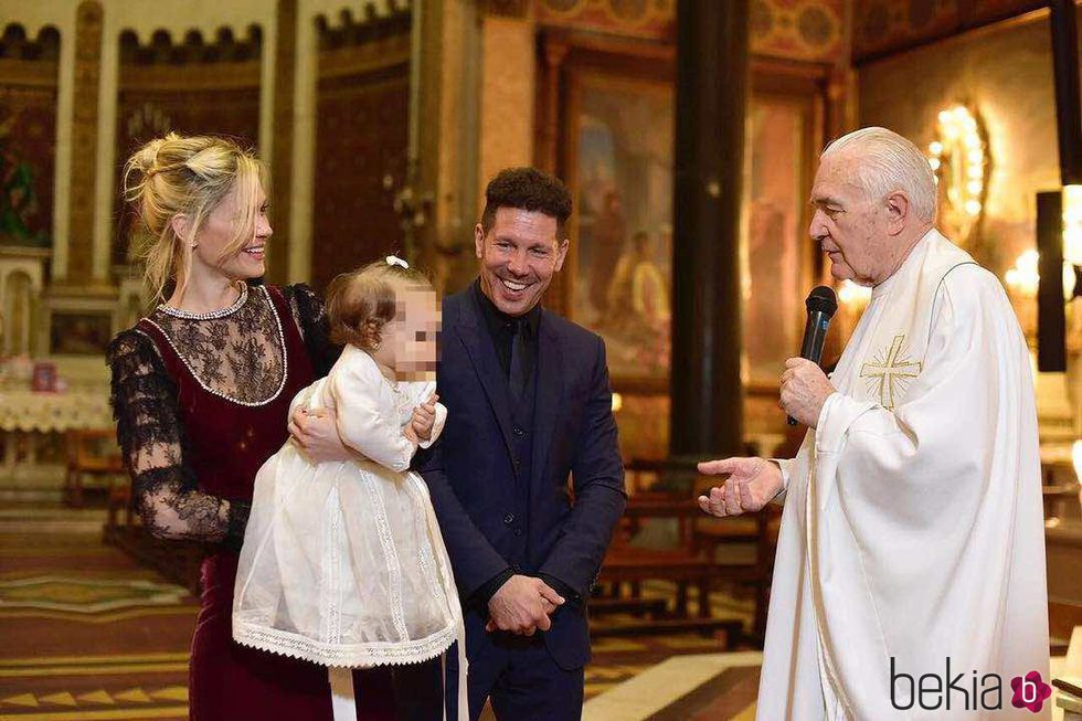 El Cholo y Carla Pereyra bautizando a su hija Francesca en Buenos Aires