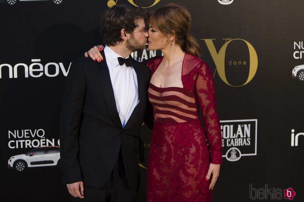 María Adánez y Nacho Medrano besándose en los Premios Yo Dona Internacional 2017