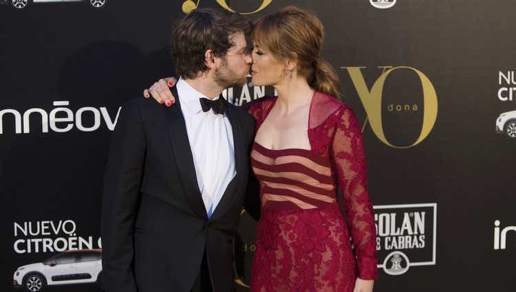 María Adánez y Nacho Medrano besándose en los Premios Yo Dona Internacional 2017