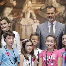 El Rey Felipe y la Reina Letizia rodeados de niños en el Museo del Prado