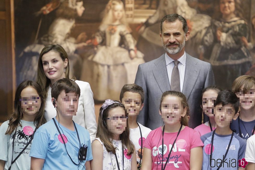 El Rey Felipe y la Reina Letizia rodeados de niños en el Museo del Prado