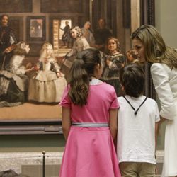 La Reina Letizia viendo el cuadro de 'Las Meninas' de Velázquez con unas niñas en el Museo del Prado
