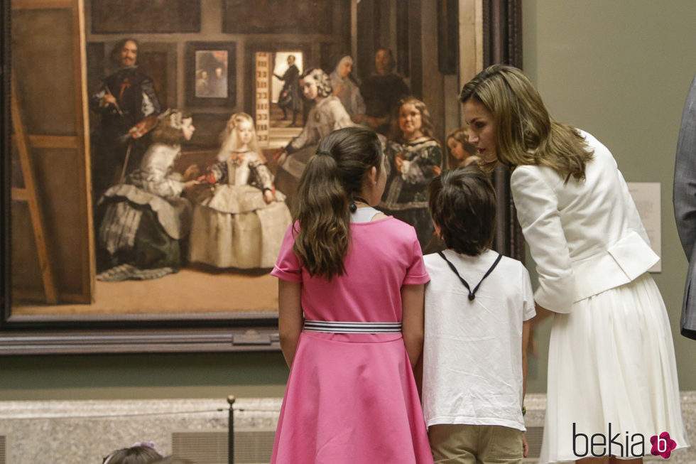 La Reina Letizia viendo el cuadro de 'Las Meninas' de Velázquez con unas niñas en el Museo del Prado