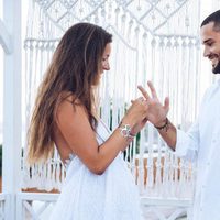 Malena Costa poniendo el anillo a Mario Suárez el día de su boda