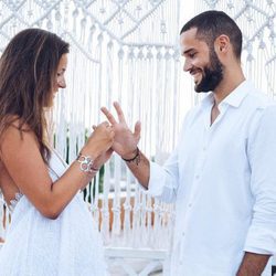 Malena Costa poniendo el anillo a Mario Suárez el día de su boda