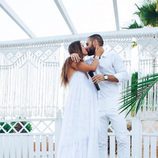 Malena Costa y Marioa Suárez besándose el día de su boda
