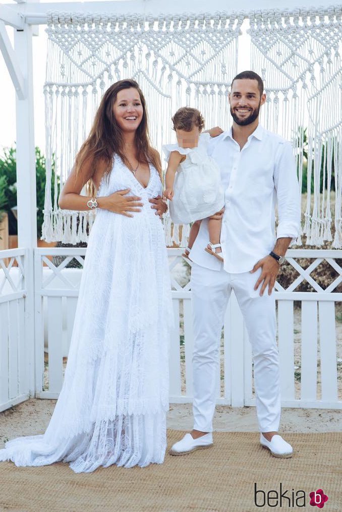 Malena Costa junto a Mario Suárez y su hija Matilda luciendo embarazo el día de su boda