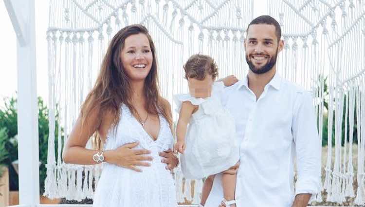 Malena Costa junto a Mario Suárez y su hija Matilda luciendo embarazo el día de su boda