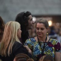 Froilán habla con Mario Vaquerizo en el concierto de Taburete en un evento de moda