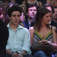 Froilán con su novia y Mario Vaquerizo en el concierto de Taburete en un evento de moda