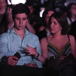 Froilán pone morritos para hacerse un selfie con su novia en el concierto de Taburete en un evento de moda
