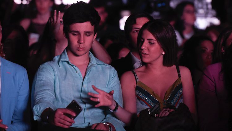 Froilán pone morritos para hacerse un selfie con su novia en el concierto de Taburete en un evento de moda