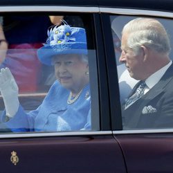 La Reina Isabel y el Príncipe de Carlos de camino a la apertura del Parlamento