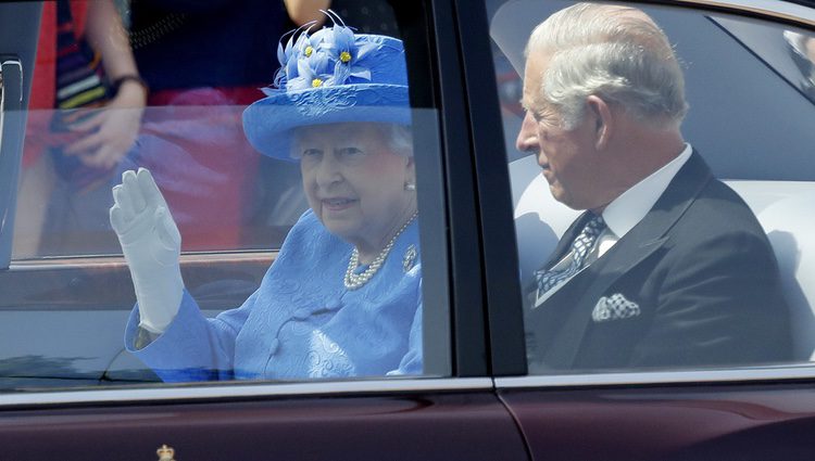 La Reina Isabel y el Príncipe de Carlos de camino a la apertura del Parlamento
