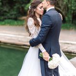 Marc Bartra besando en la frente a Melissa Jiménez en su boda