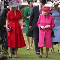 La Reina Isabel con el Duque de York y las Princesas Beatriz y Eugenia en Ascot 2017