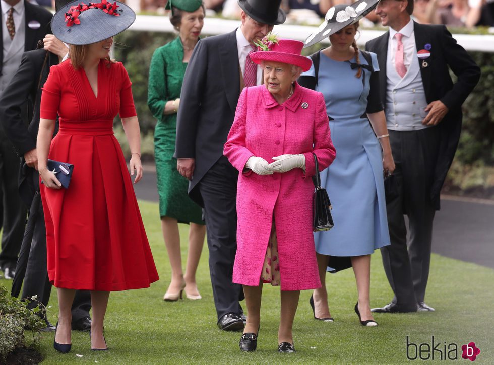 La Reina Isabel con el Duque de York y las Princesas Beatriz y Eugenia en Ascot 2017