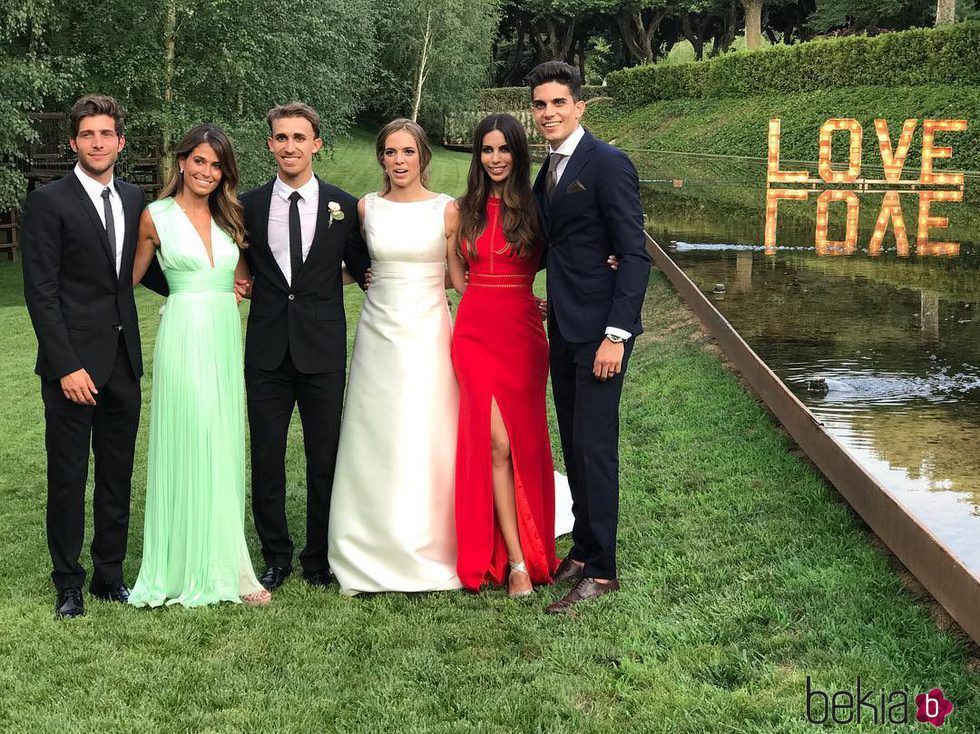 Marc Muniesa y Sara Campeny en su boda con Marc Bartra y Melissa Jiménez y Sergi Roberto y Coral Simanovich