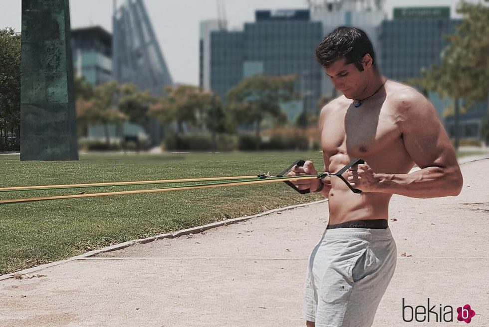 Julián Contreras Jr presumiendo de músculos mientras hace deporte al aire libre