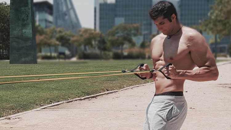 Julián Contreras Jr presumiendo de músculos mientras hace deporte al aire libre