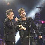 Pablo López cantando junto a Alejandro Sanz en el concierto 'Más es Más'
